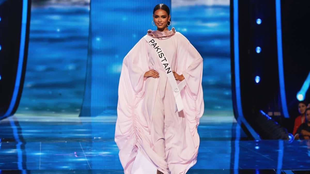 Miss Universe के बिकिनी राउंड में सिर से पांव तक ढककर रैंप पर पहुंची पाकिस्तानी Erica Robin, सब शॉक; देखें वीडियो