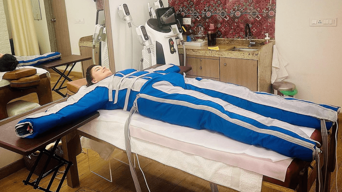 Pressotherapy करवाते हुए वायरल हुई Urvashi Rautela की तस्वीर, एक सेशन की कीमत में जेब हो जाएगी खाली