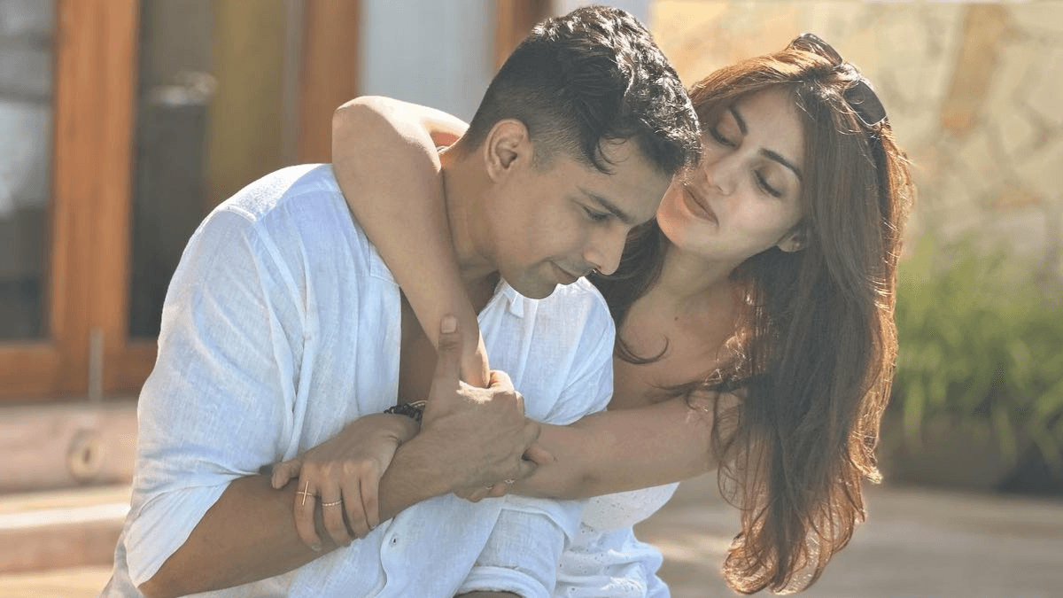 सड़क पर वॉक करते हुए Rhea Chakraborty और उनके भाई हुए ट्रोल, यूजर्स बोले 'कोई इन्हें तिहाड़ का रास्ता बताओ'
