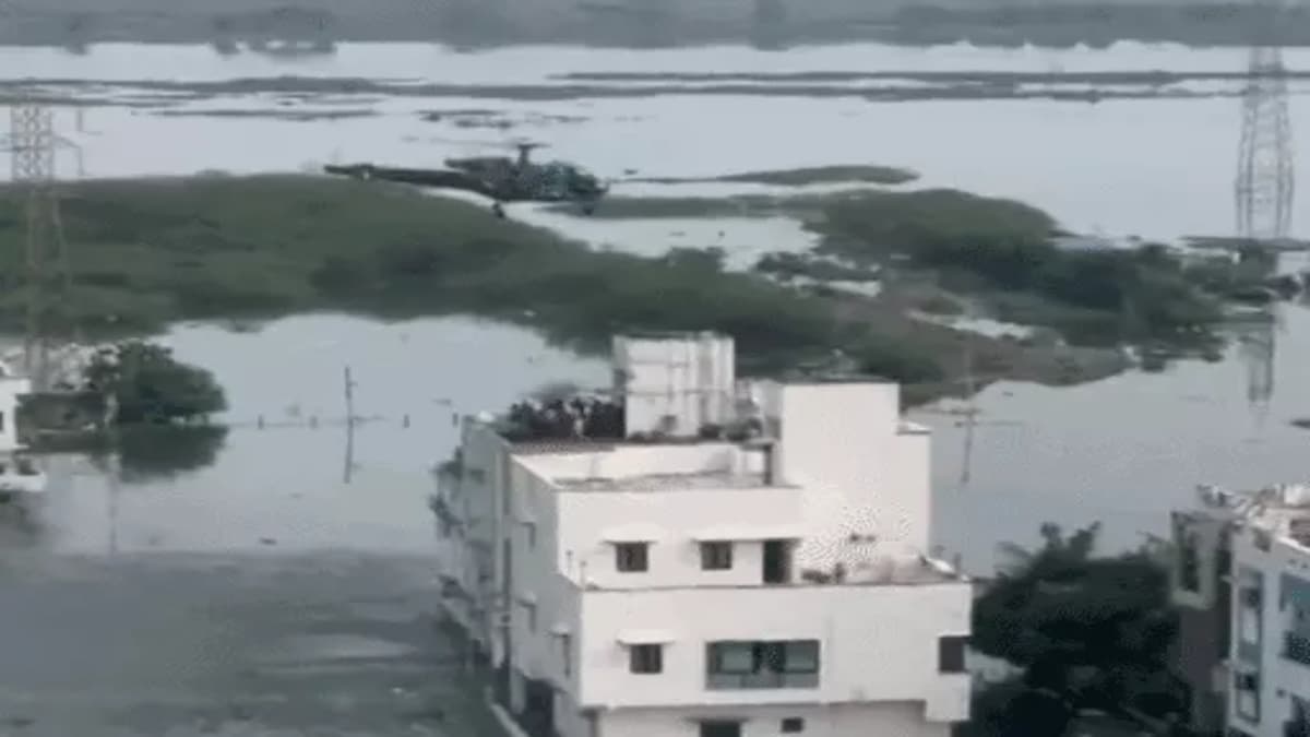 चेन्नई में मिचौंग ने छीना लोगों का 'चैन', एयरफोर्स के हेलीकाॅप्टर पहुंचा रहे खाना, बिजली तंत्र ठप