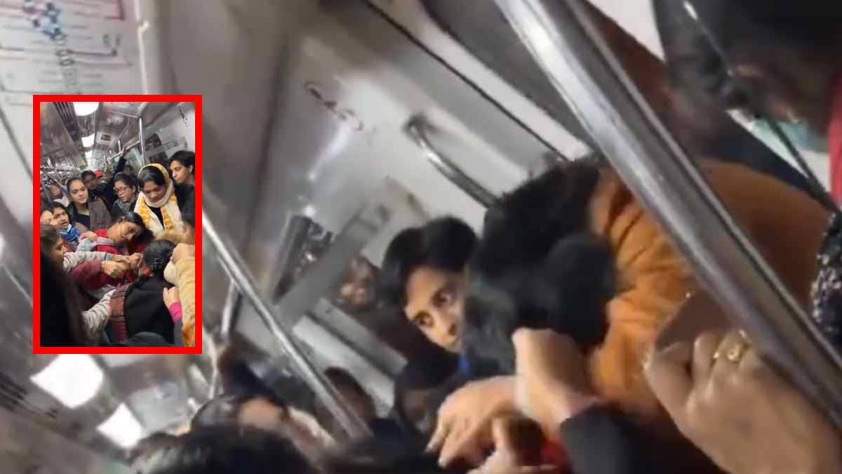 Delhi Metro Viral Video : एक दूसरे के बाल खींचे, जड़े थप्पड़...मेट्रो में महिलाओं के बीच खूब चले लात घूंसे