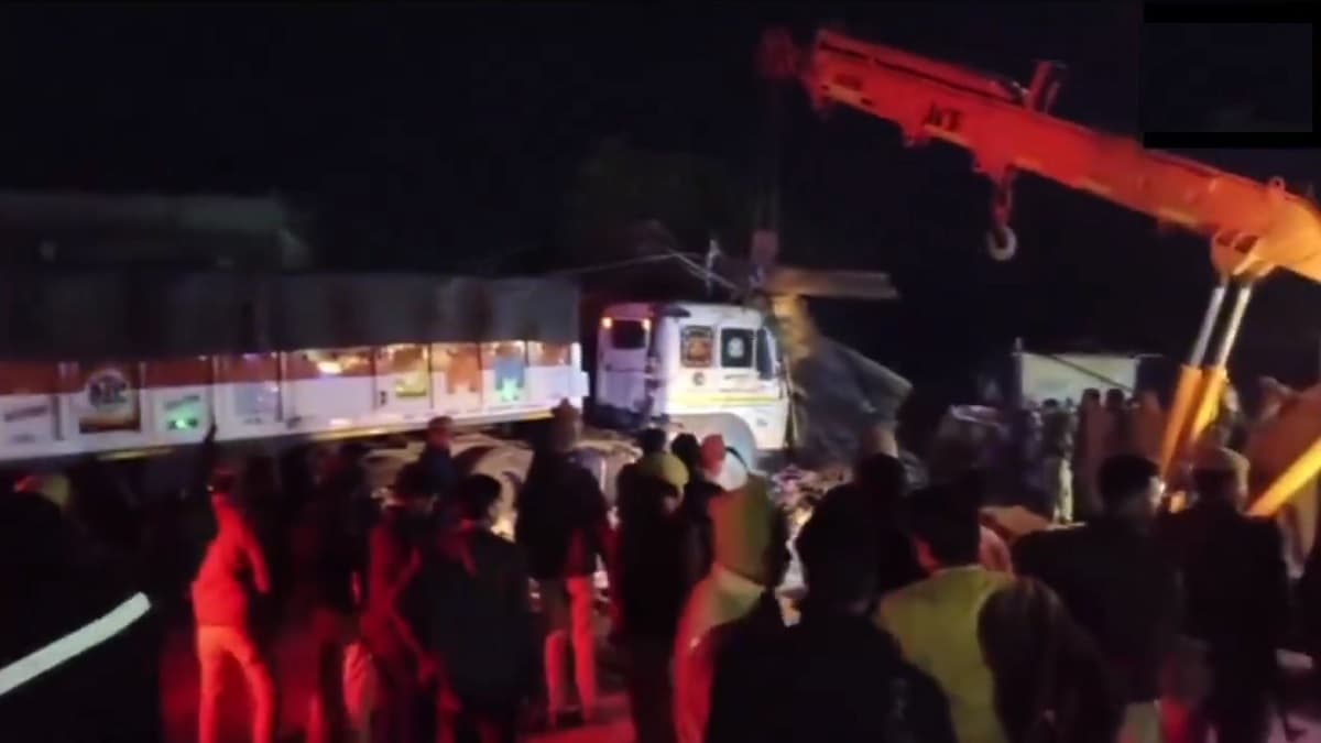 UP: इटावा में बड़ा हादसा, ढाबे में घुसे डंपर ट्रक ने लोगों को कुचला, 3 की मौत