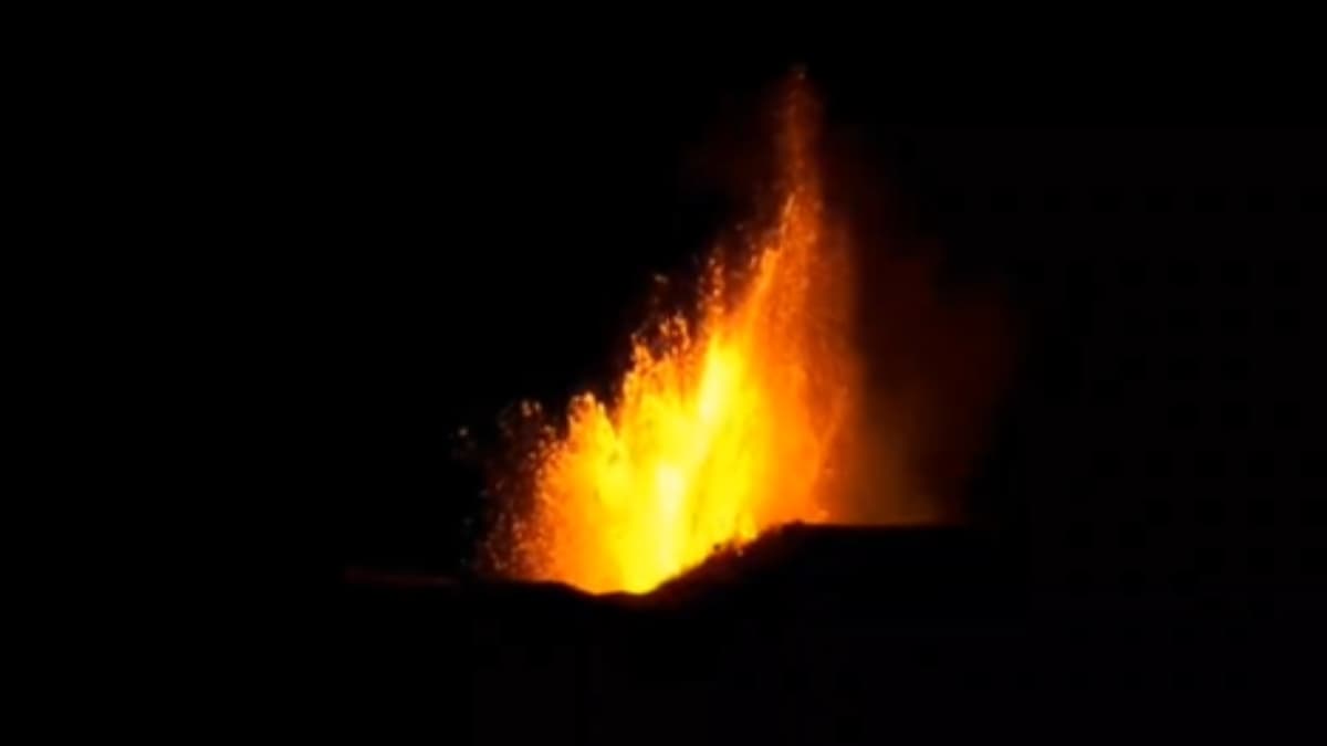 Iceland Volcano: आइसलैंड में ज्वालामुखी विस्फोट के बाद इमरजेंसी घोषित, 4 हजार लोगों को सुरक्षित निकाला