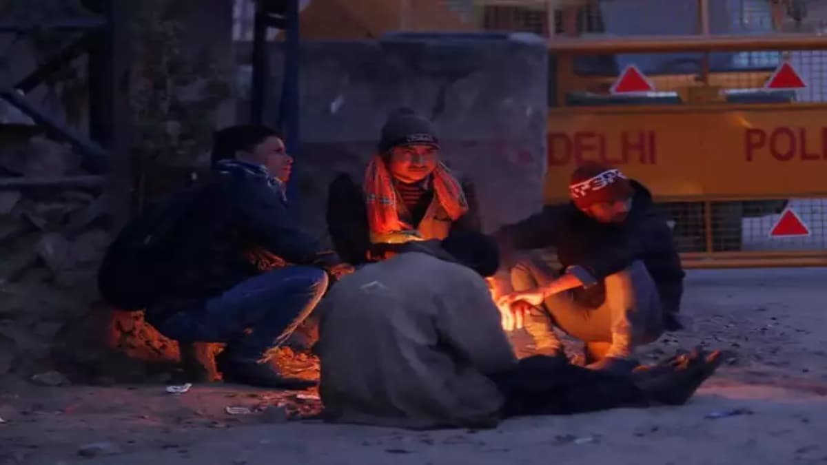 पहाड़ों से चलीं ठंडी हवाएं तो ठिठुरे मैदानी लोग, राजधानी में लुढ़का पारा, गुलमर्ग में फंसे पर्यटकों का रेस्क्यू