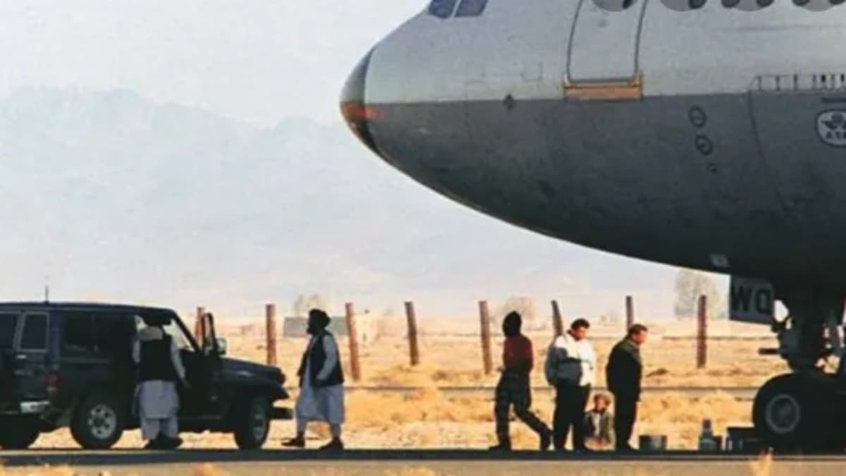 नेपाल से हाईजैक हुआ Indian Airlines का प्लेन, फिर पहुंचा कंधार, पढ़ें 3 आतंकियों को छोड़ने की पूरी कहानी
