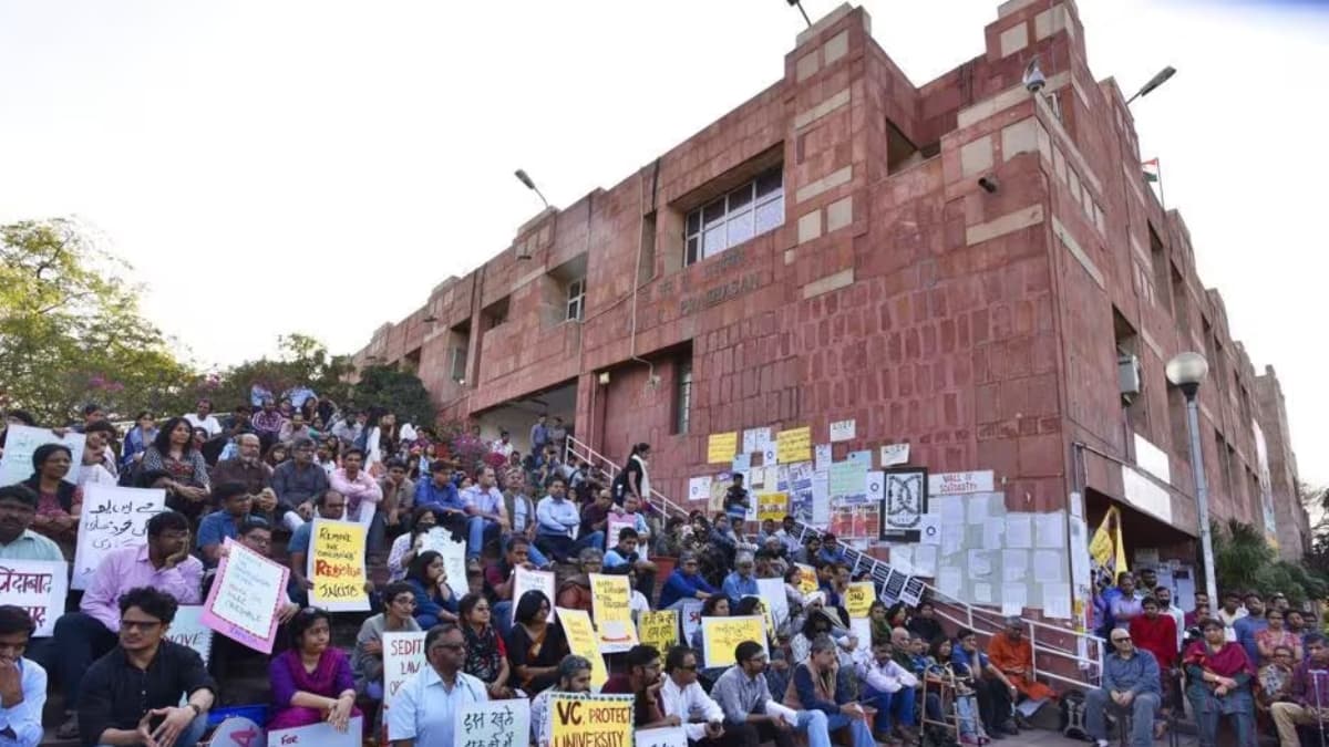 JNU में राष्ट्र विरोधी नारे और बिना अनुमति धरना-प्रदर्शन करने वाले स्टूडेंट की खैर नहीं, दोषी पाए जाने पर लगेगा 20,000 रुपए तक का जुर्माना