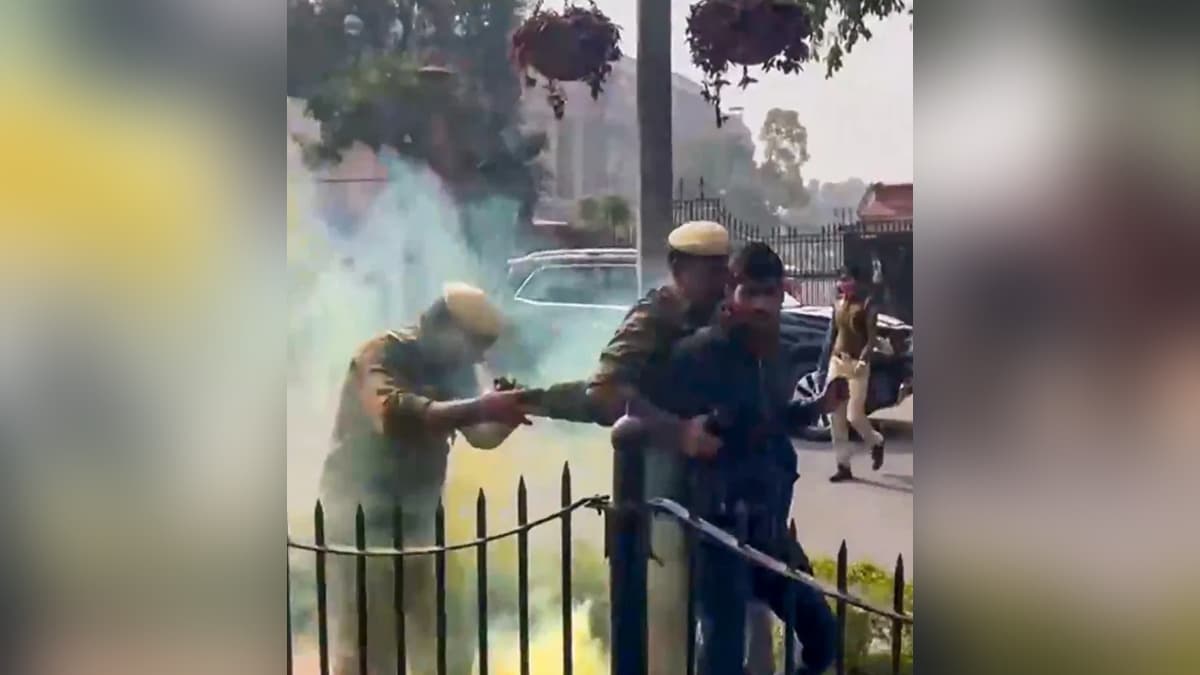 Parliament Security Breach: 'गलत नहीं मेरा बेटा, 3 बार रक्तदान किया है', ललित झा के पिता का झलका दर्द