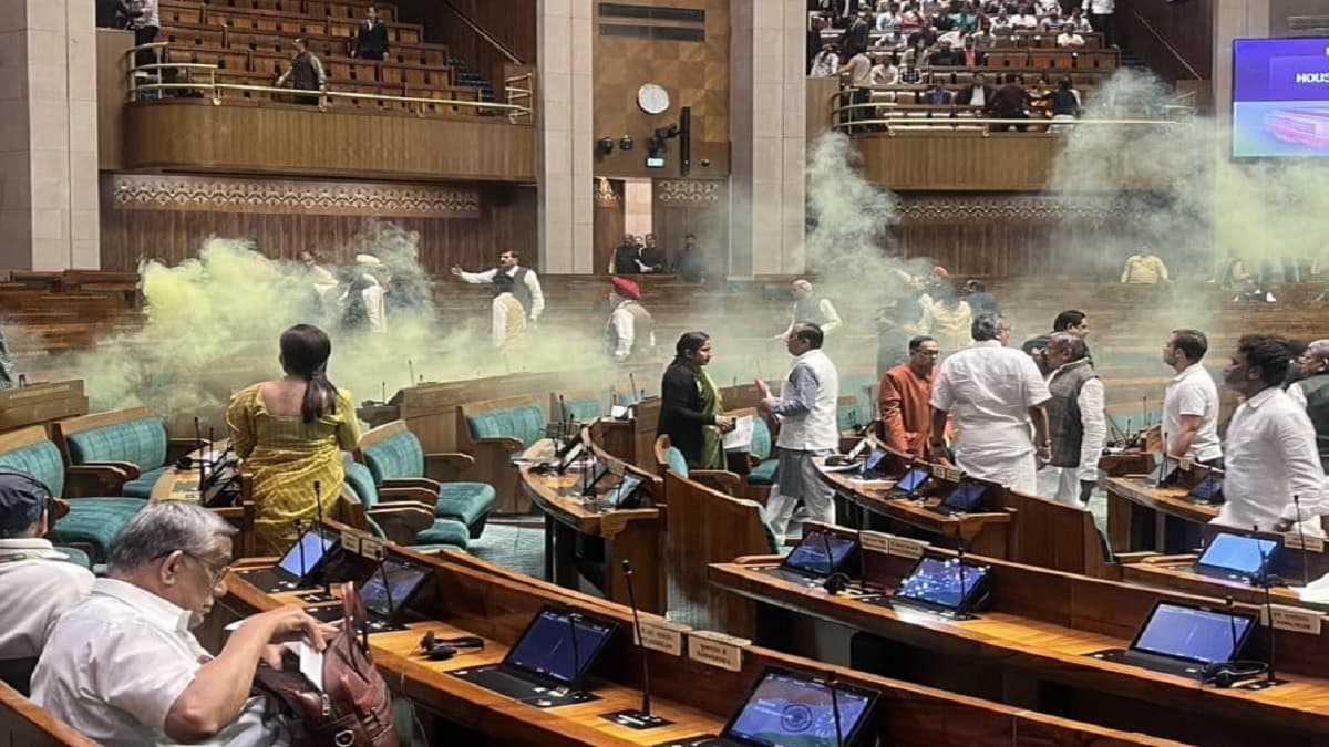 Parliament Security Breach: सुरक्षाकर्मियों की लापरवाही आई सामने, नपे 8 सिक्योरिटी गार्ड