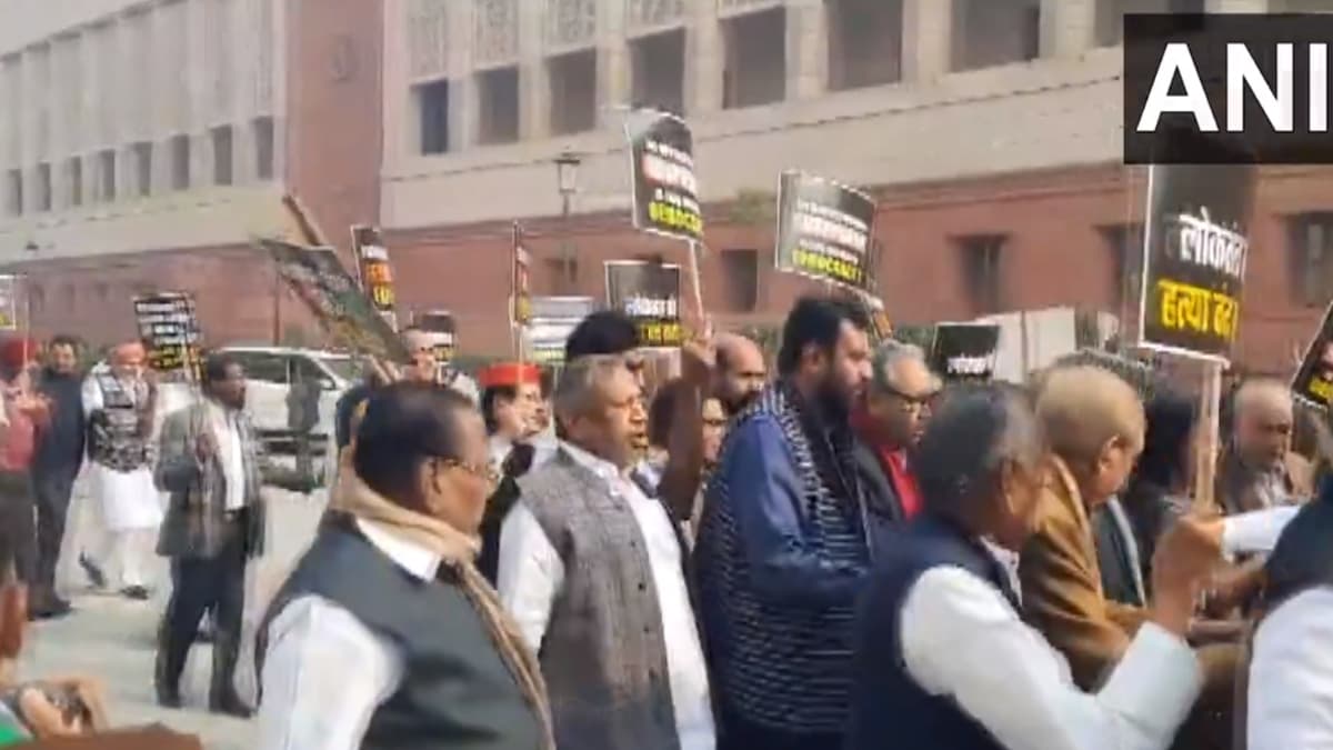 विपक्ष ने निलंबन के विरोध में विजय चौक तक निकाला मार्च, मायावती बोलीं- वाइस प्रेसिडेंट का मजाक बनाना दुर्भाग्यपूर्ण