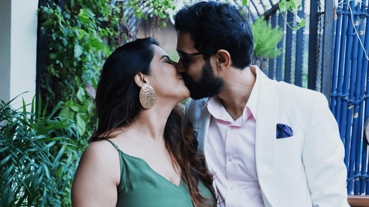 Vikrant Massey ने वाइफ Sheetal Thakur संग किया लिप लॉक, बेबी शावर पार्टी से सामने आईं मजेदार फोटोज