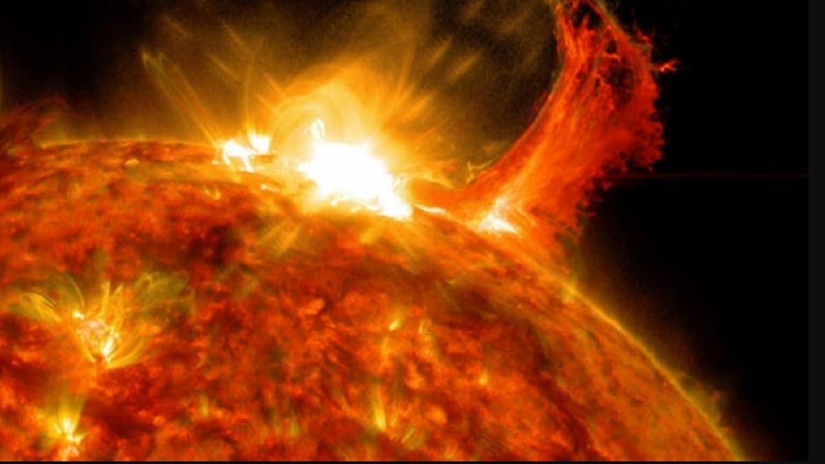 सूर्य में भयंकर विस्फोट का अलर्ट! क्या है Solar Maximum, सौर तूफान उठा तो धरती पर कैसे पड़ेगा असर?