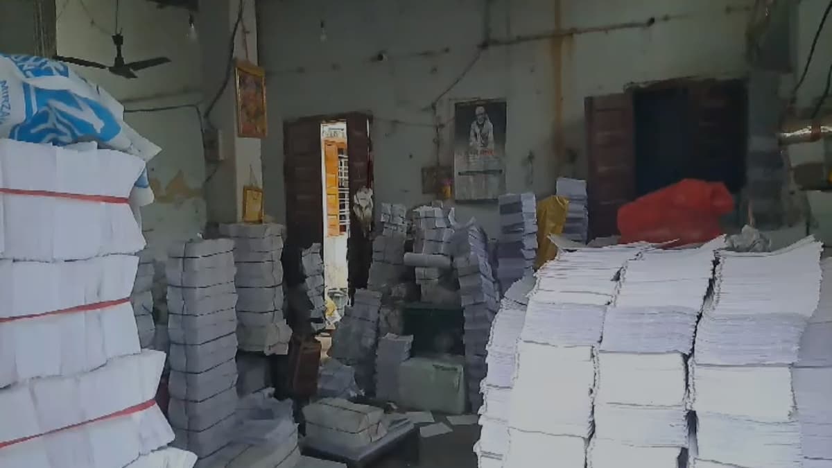 बच्चों के भविष्य से खिलवाड़! पटना में मिला नकली किताबों का जखीरा, 3 पिकअप में की जा रही थी सप्लाई