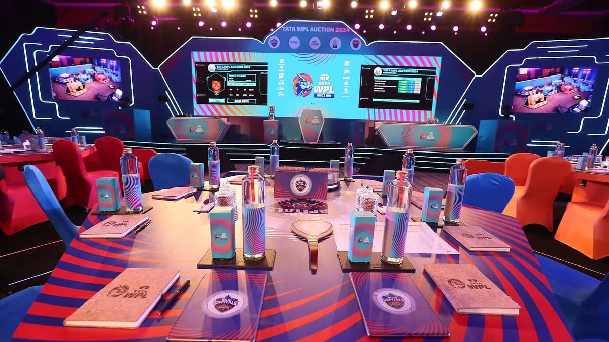WPL 2024: ऑक्शन में अनुष्का शर्मा रहीं Unsold, फैंस ने लिए चटखारे, 'क्या RCB वालों...'