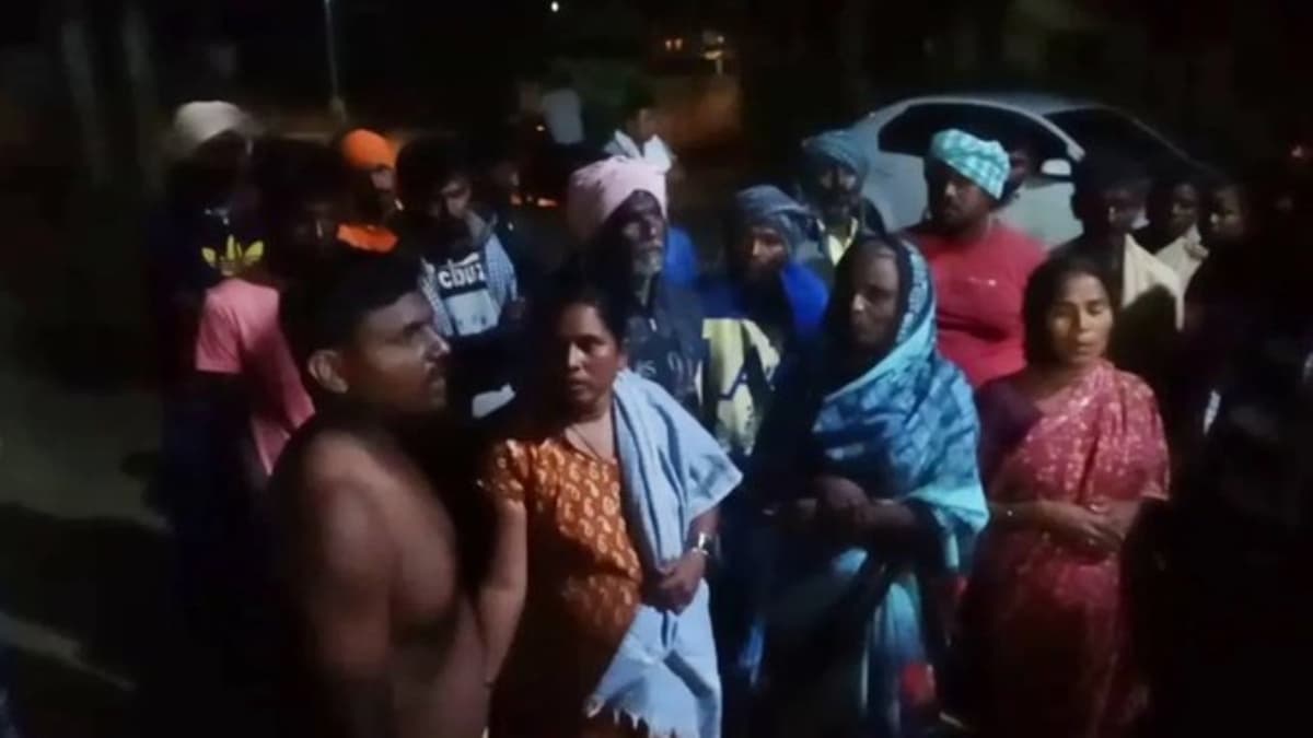 प्रेमी संग गई बेटी, घरवालों का फूटा गुस्सा, कपड़े उतार लड़के के चाचा की कराई परेड