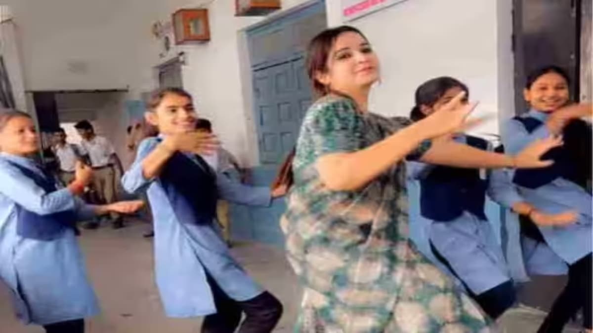 "गुलाबी शरारा" गाने की धुन पर टीचर ने बच्चों के साथ लगाए ठुमके, देख लोग बोले- हमें भी स्कूल में चाहिए दाखिला