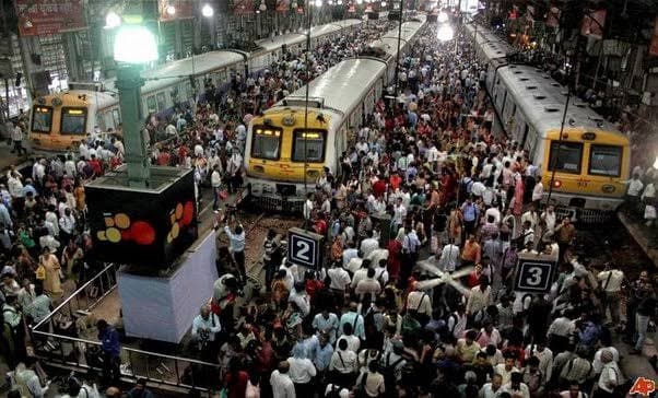 लोकल ट्रेन में भीड़ कम करने के लिए मध्य रेलवे की पहल, DRM ने पत्र लिखकर कंपनियों से ड्यूटी समय में बदलाव करने का दिया सुझाव