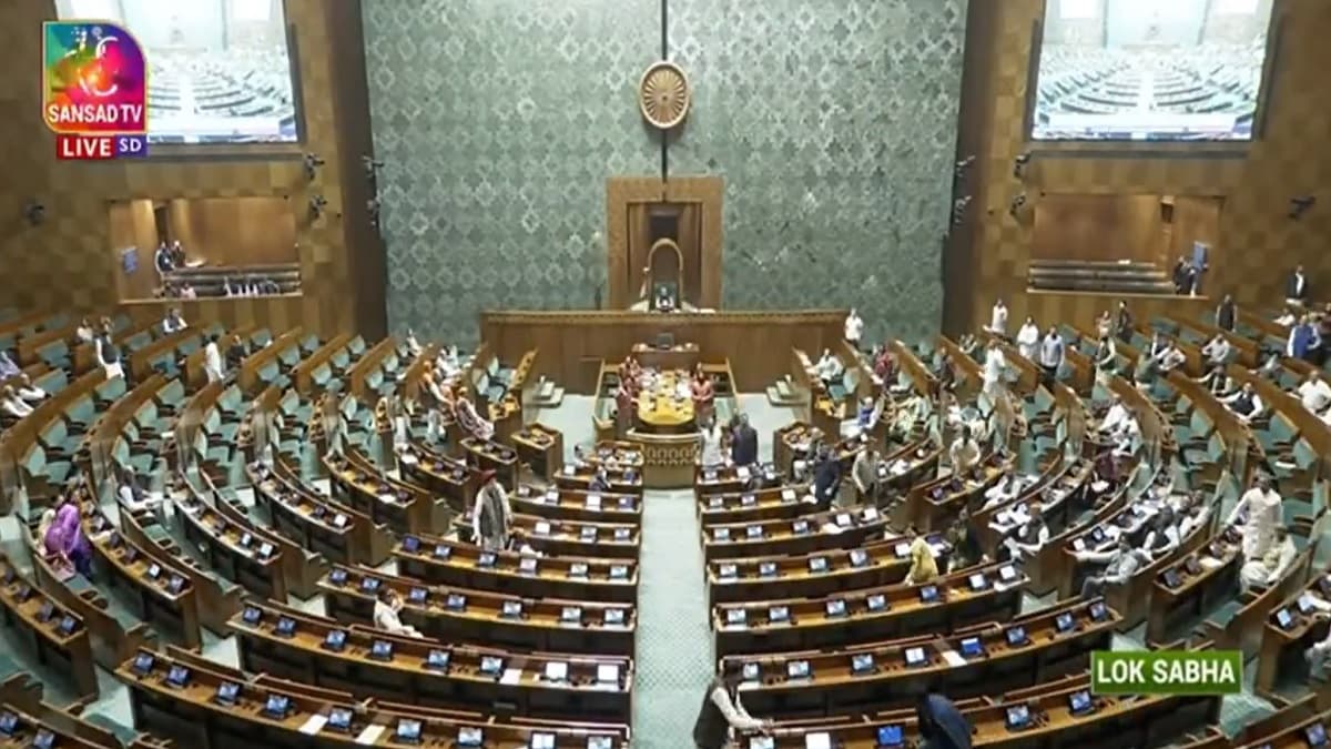 Parliament Security Breach: फरार आरोपी की मिली लॉकेशन, पकड़ने पहुंची टीम को फिर दिया चमका