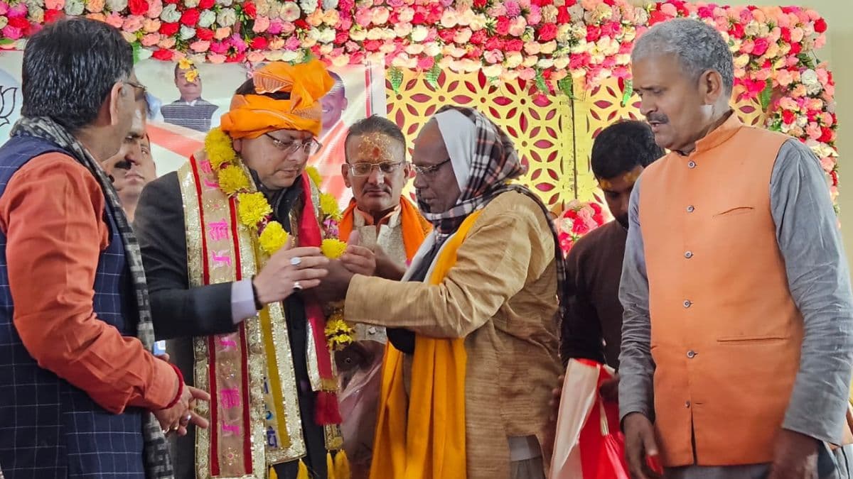 मथुरा पहुंचकर 'भक्तिमय' हुए उत्तराखंड के CM पुष्कर सिंह धामी, PM मोदी की जमकर की तारीफ