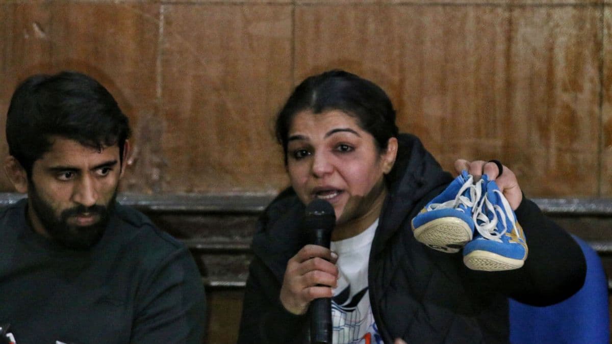 साक्षी मलिक ने कुश्ती छोड़ने का किया ऐलान, प्रेस कॉन्फ्रेंस में फूट-फूटकर रोईं
