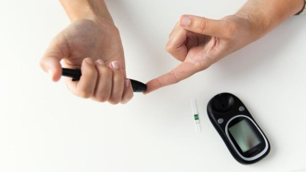सर्दियों में क्यों बढ़ता है Sugar Level, कंट्रोल करने के लिए फॉलो करें ये 5 टिप्स