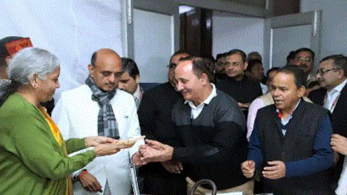 Budget 2024: बजट से पहले क्यों बांटा जाता है हलवा? हलवा सेरेमनी मनाने के पीछे की वजह और महत्व