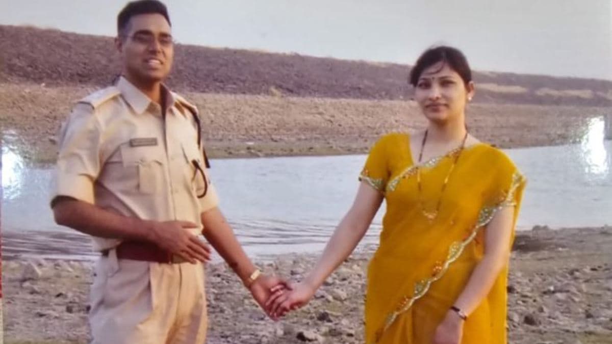 12th Fail: आईपीएस मनोज शर्मा ने शेयर की शादी के कुछ दिन बाद की तस्वीर, यूजर्स ने कह दी बड़ी बात