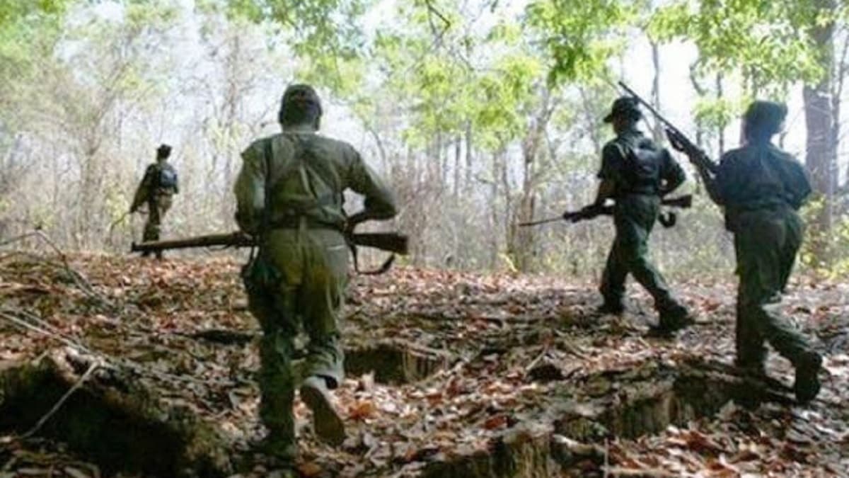 Chhattisgarh: बीजापुर में नक्सलियों ने CRPF कैंप पर किया हमला, 6 जवान बलिदान