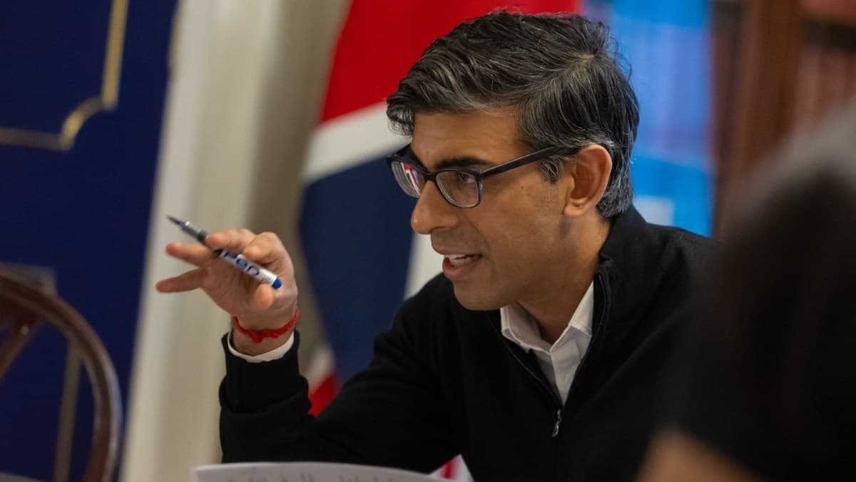 क्या हैं 'पजामा इंजंक्शन'? बढ़ा दिया है ब्रिटेन के प्रधानमंत्री ऋषि सुनक के सिर का दर्द