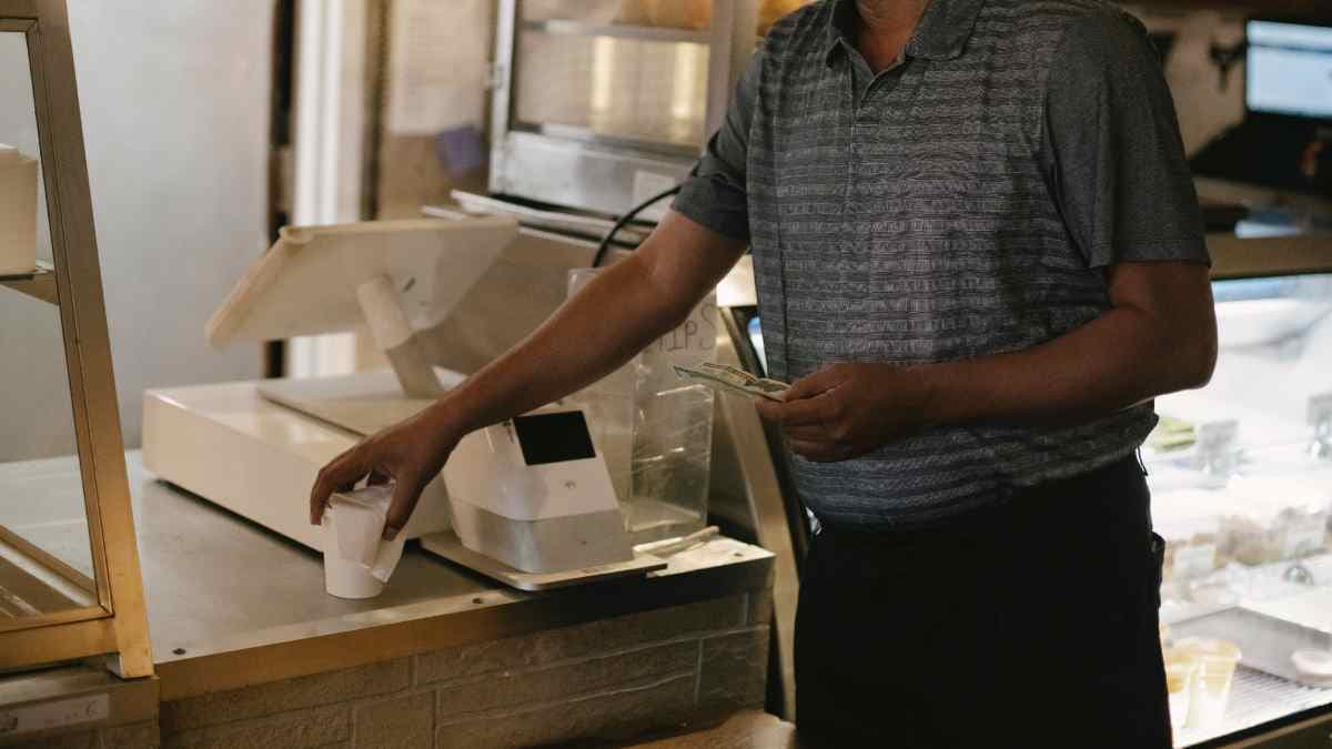 एक शख्स ने डंकिन के खिलाफ लापरवाही का मुकदमा दायर किया है, जिसमें दावा किया गया है कि वह शौचालय में विस्फोट से घायल हो गया था