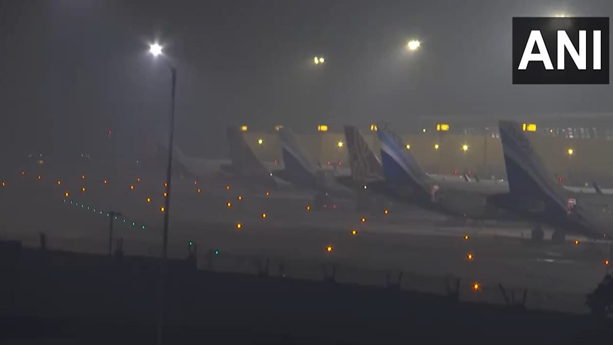 Flight Trains Delayed: जमीन और आसमान में भी छाया घना कोहरा, 17 फ्लाइट्स रद्द, 30 ट्रेनों की स्पीड थमी