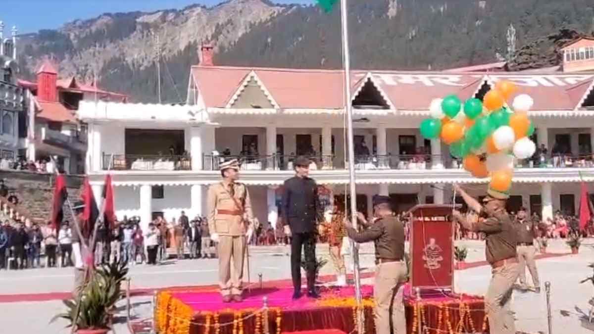 चर्चित IAS ने ध्वजारोहण के खुद बदले नियम! वायरल वीडियो पर यूजर्स बोले-समझ विकसित करें