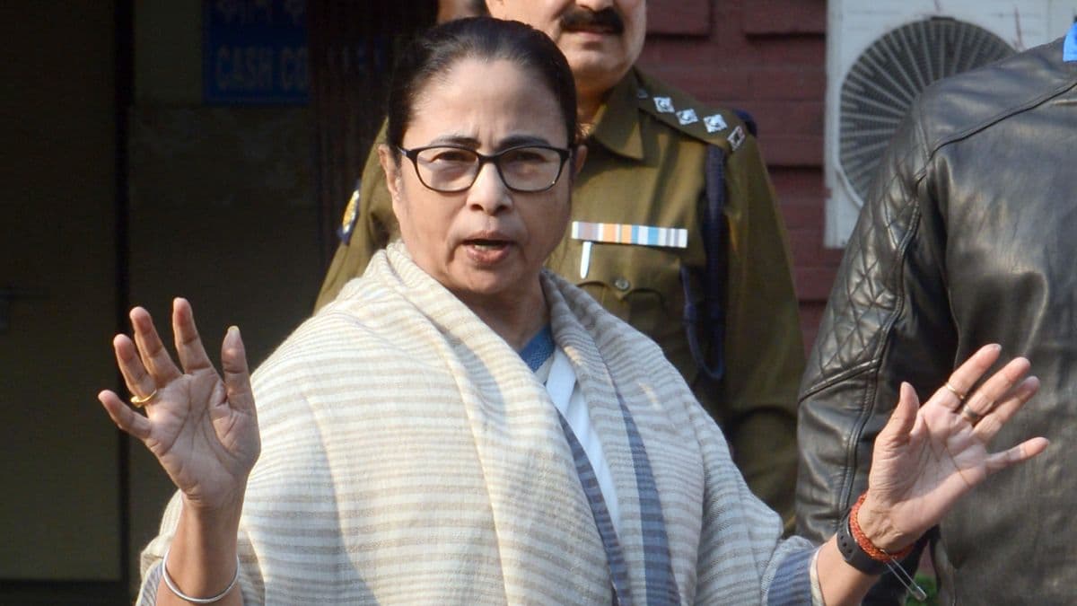 'बंगाल में युद्ध चल रहा है...', संदेशखाली में बरामद हथियारों पर ममता बनर्जी का बड़ा दावा