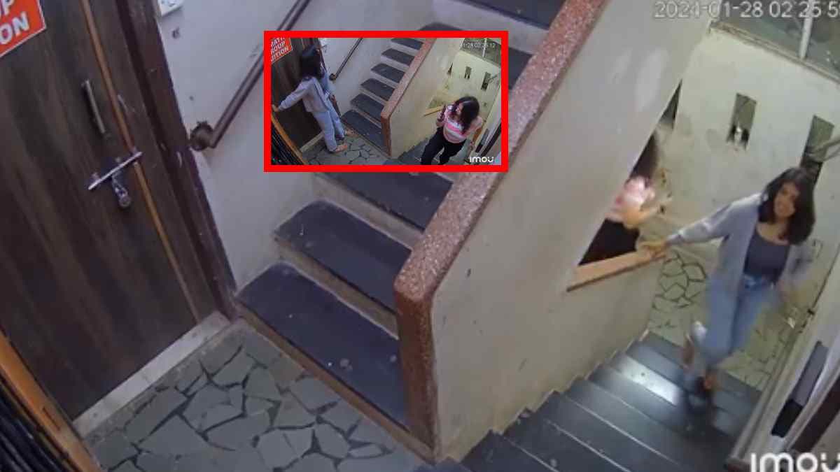 मुंबई में लड़कियों ने की 'शर्मनाक हरकत', वीडियो देख भड़क गए लोग