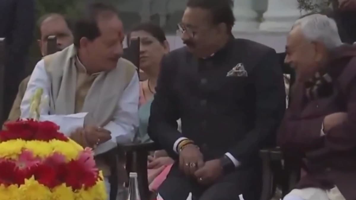 Bihar Political Crisis : राजभवन में नीतीश कुमार और बीजेपी नेता के बीच खूब हुई गुप्तगू, Video आया सामने