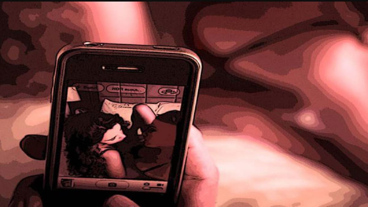 पाकिस्तानी पति ने बाथरूम में कैमरा लगा पत्नी के बनाए अश्लील वीडियो, Dark Web पर डाले