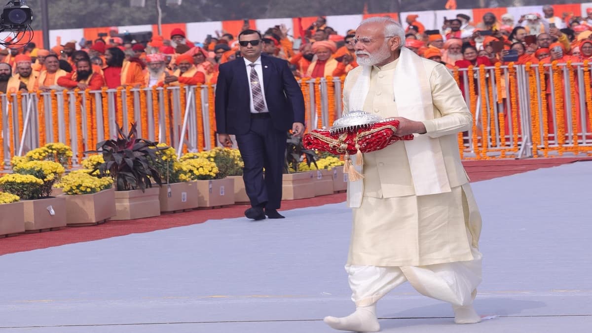 माथे पर तिलक... हाथ में मुकुट... धोती-कुर्ता पहनकर प्राण प्रतिष्ठा में पहुंचे PM मोदी