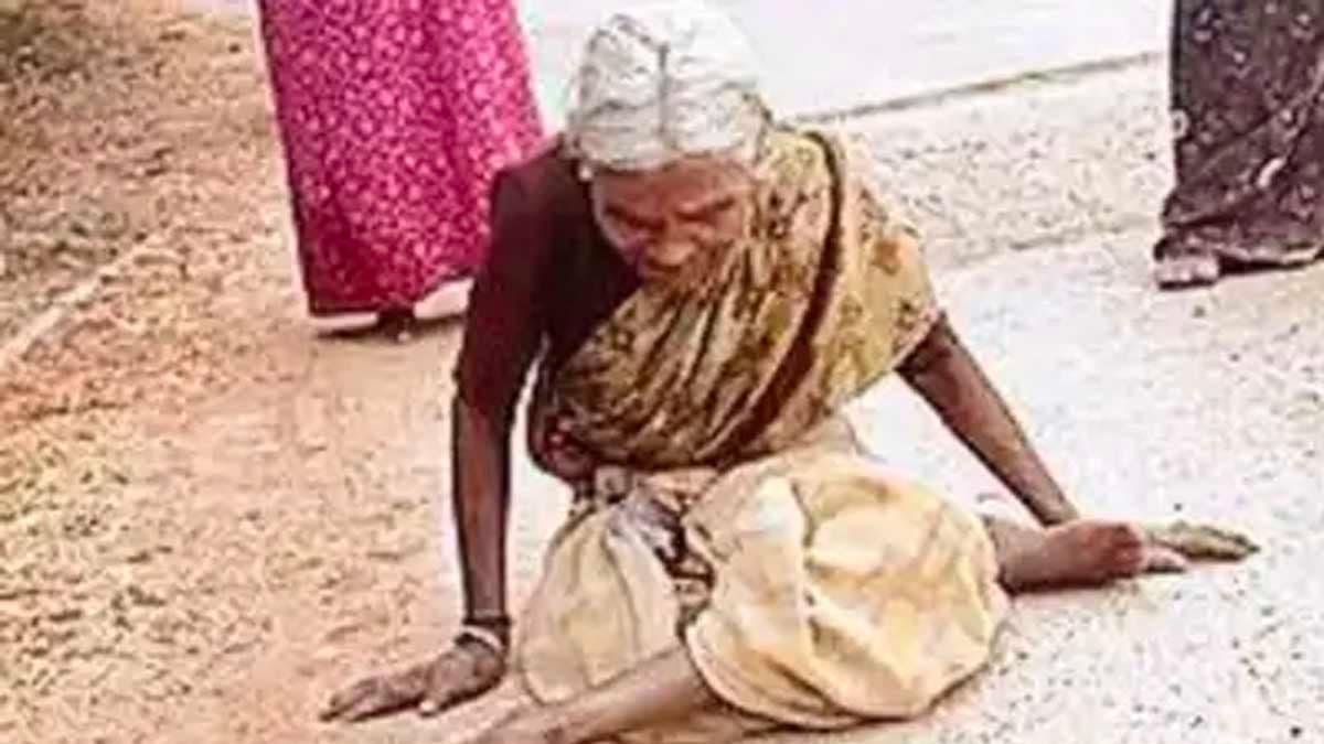 ये कैसी मजबूरी! दोनों पैरों से दिव्यांग, उम्र 77 साल, भरी ठंड में 2KM रेंगकर गई पेंशन लेने
