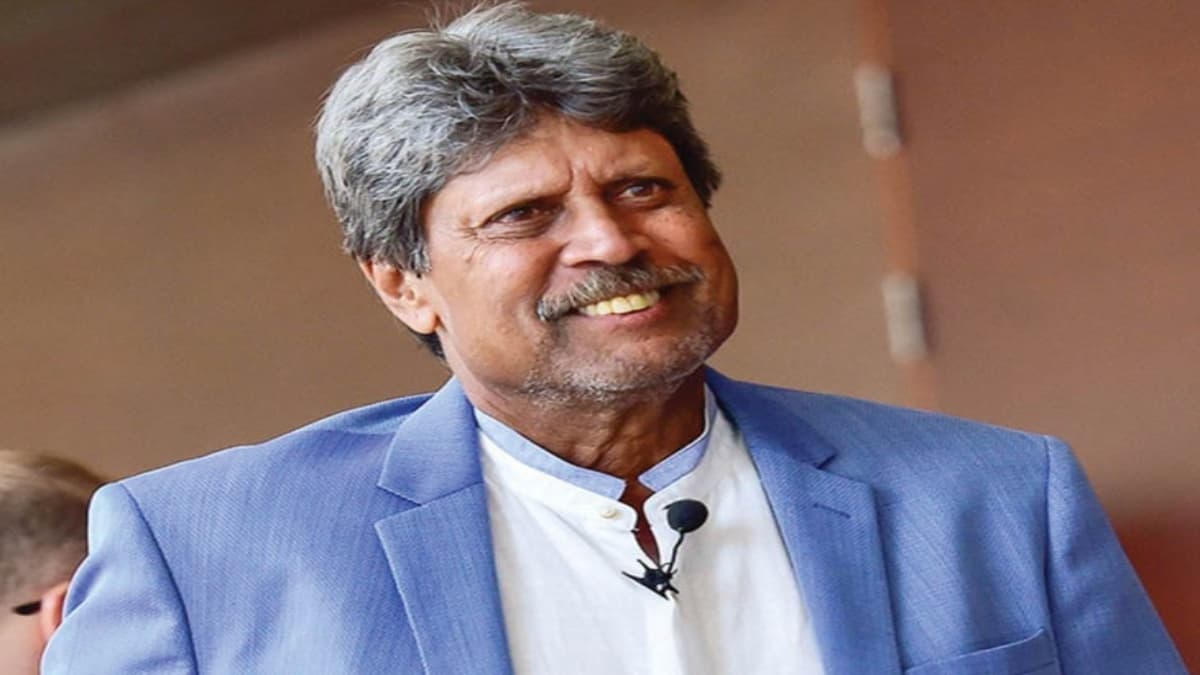 Watch Video: 'गुलाबी आंखें' गाने पर Kapil Dev का पत्नी के साथ डांस