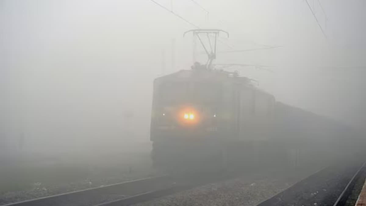 यात्रीगण कृपया ध्यान दें, धुंध के चलते लंबी दूरी की 18 ट्रेनें 6 घंटे तक लेट, लिस्ट देखकर ही घर से निकले