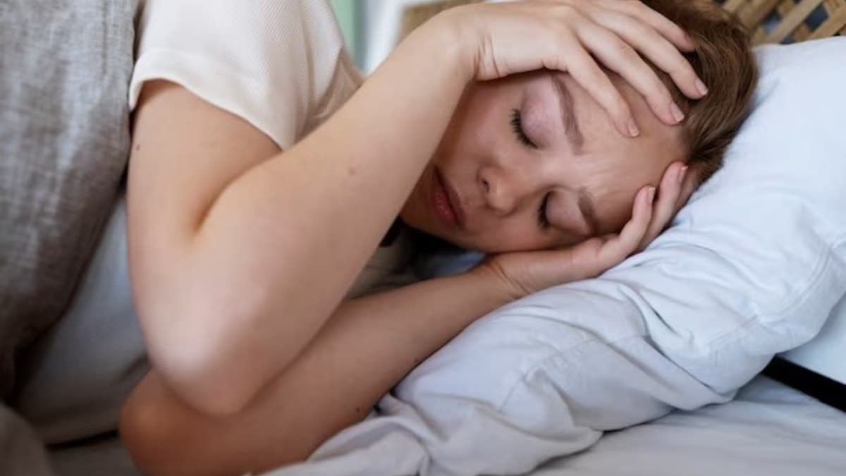 रोजाना 7 घंटे से कम सोते हैं? जानें कम नींद के 12 नेगेटिव साइड इफेक्ट्स
