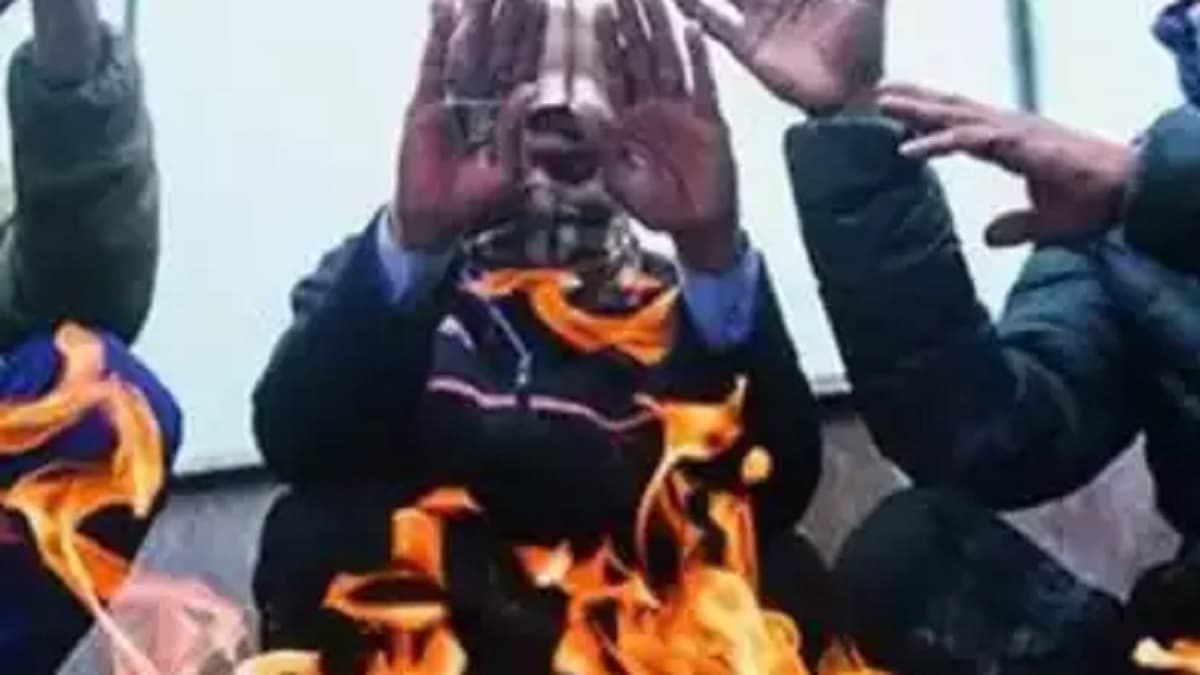 सर्दी से बचने के लिए ट्रेन में ही जलाई आग, याद आ गई 'The Burning Train'