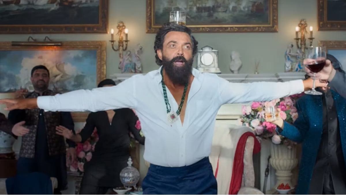 Bobby Deol ने भांजी की शादी में फिर सिर पर रखा गिलास, किया सिग्नेचर डांस; वीडियो वायरल