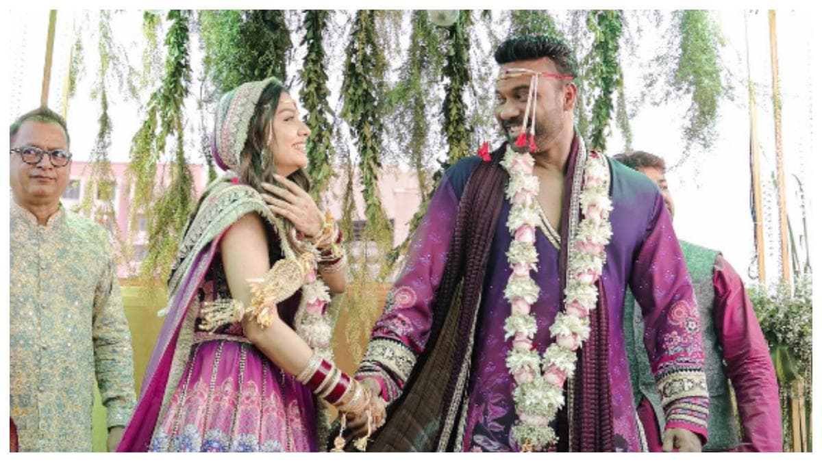 मिसेज पडगावंकर बनकर खूब जची Divya Agarwal, पैपराजी को  मिठाई बांटता दिखा कपल