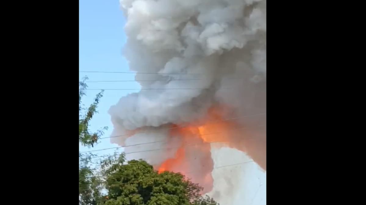MP Blast Live: 2 घंटे तक होते रहे धमाके, मरने वालों की संख्‍या 13 हुई, जांच कमेटी गठ‍ित