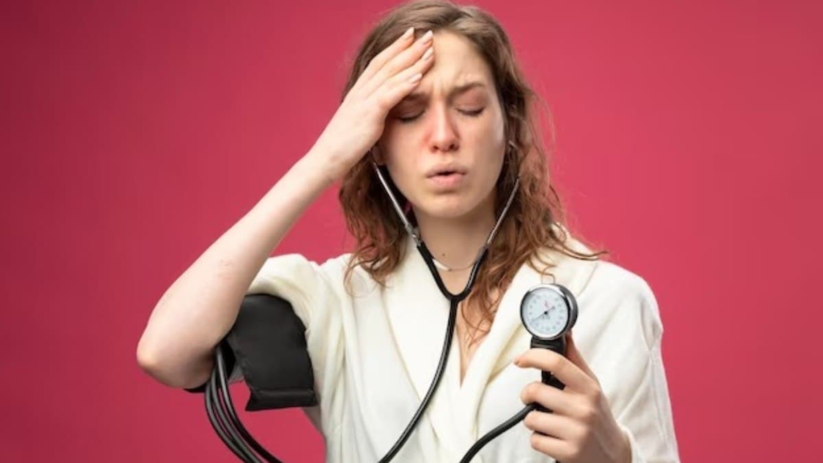 Low BP होने पर दिखते हैं ये 5 संकेत, इग्नोर करना पड़ सकता है भारी!