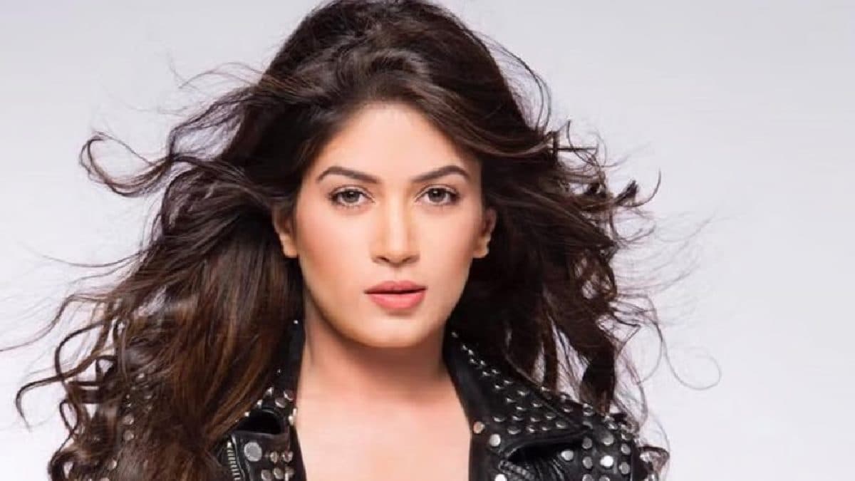 Bigg Boss फेम Bandgee Kallra संग पड़ोसी ने की ऐसी हरकत, शिकायत दर्ज करवाने पहुंची एक्ट्रेस