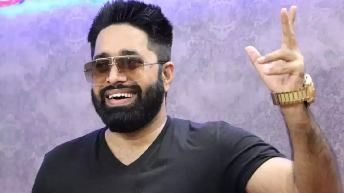 तहलका भाई ने बीच सड़क बांटा कैश, शो ऑफ बन गया मुसीबत
