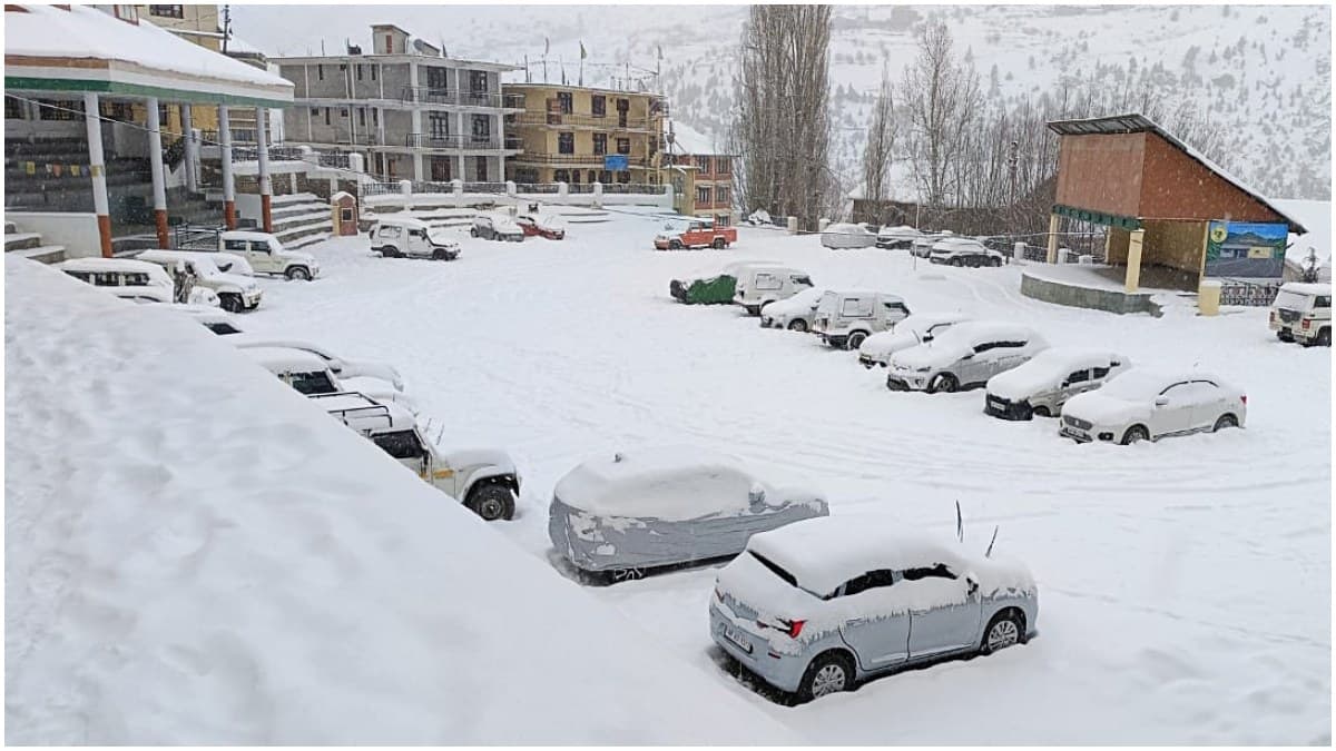 Weather Forecast: पहाड़ों पर भारी बर्फबारी, मैदान में बूंदाबादी; कैसा रहेगा मौसम का हाल