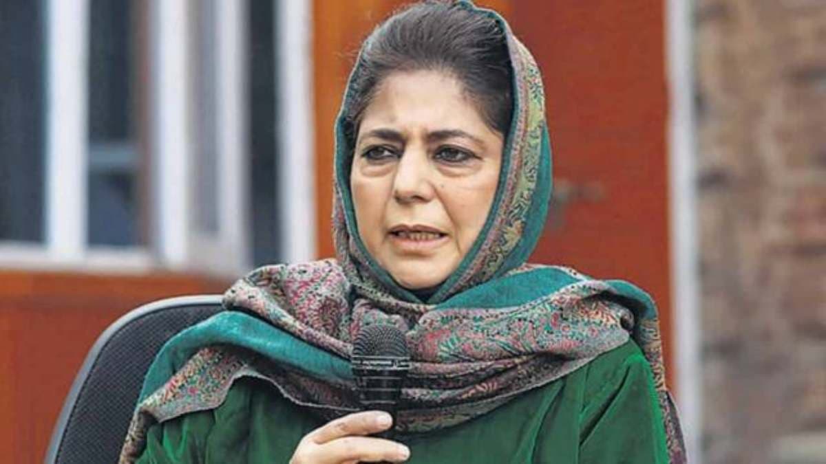 जम्मू कश्मीर में वोटिंग के दौरान बीच सड़क पर क्यों बैठ गईं Mehbooba Mufti? देखें Video
