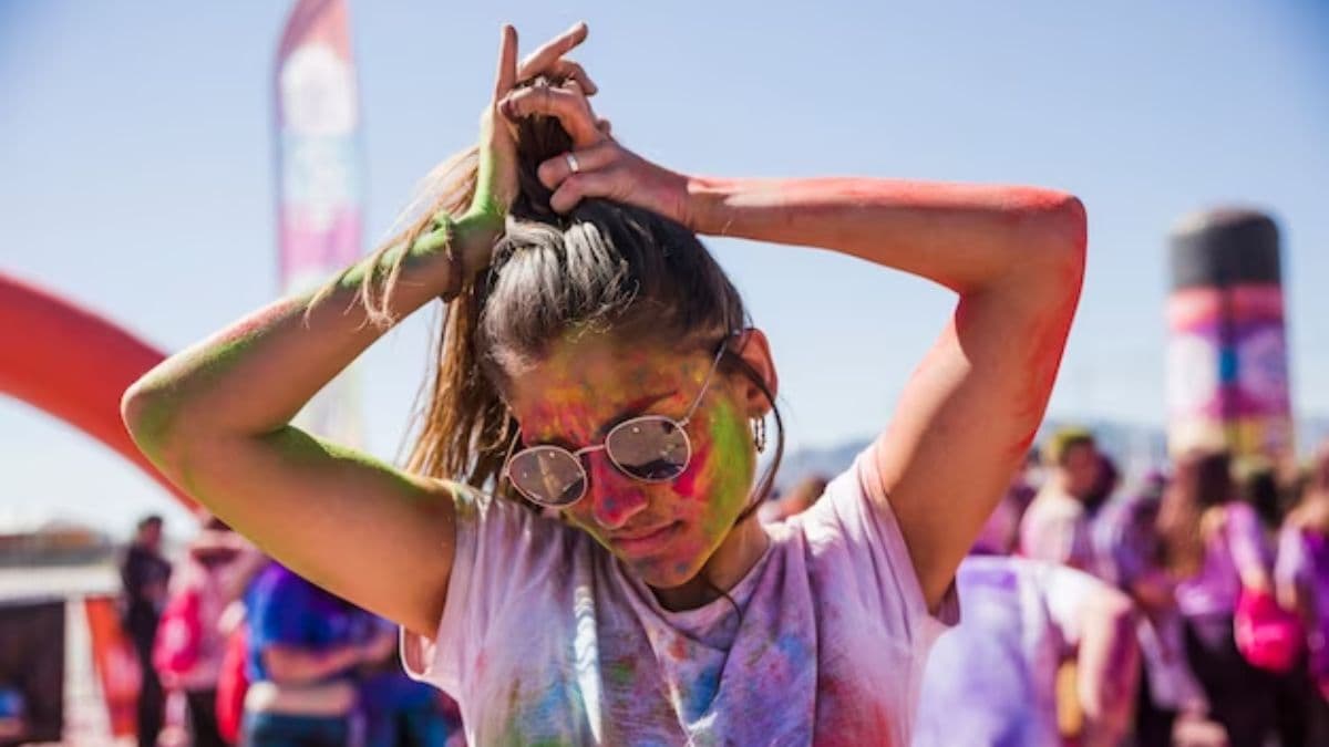 Holi Hair Care Tips: रंगों से खराब न हों बाल तो ऐसे करें संभाल